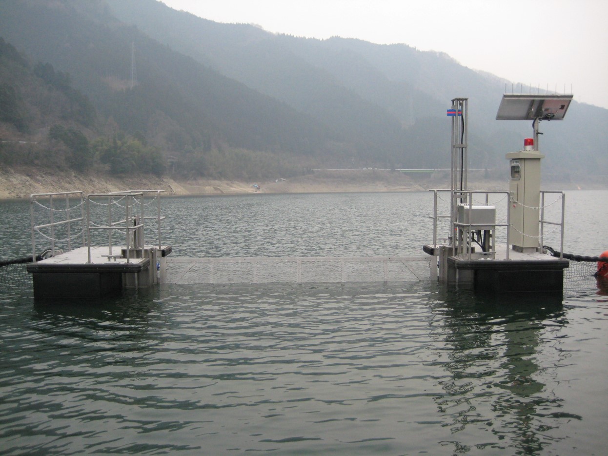 流木止設備（通船ゲート）電動開閉式