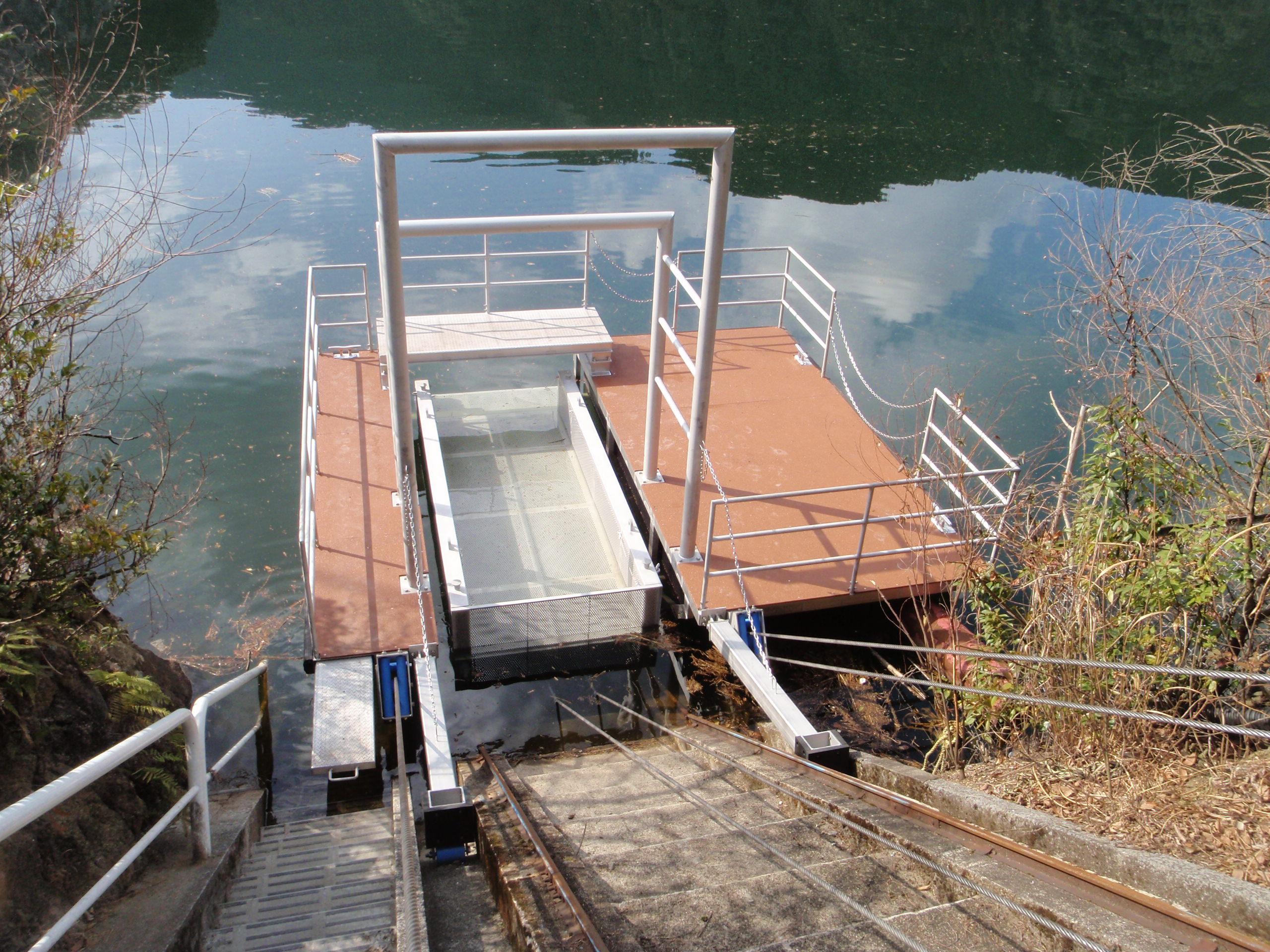 係船設備水位追従式（ガイドレール式）