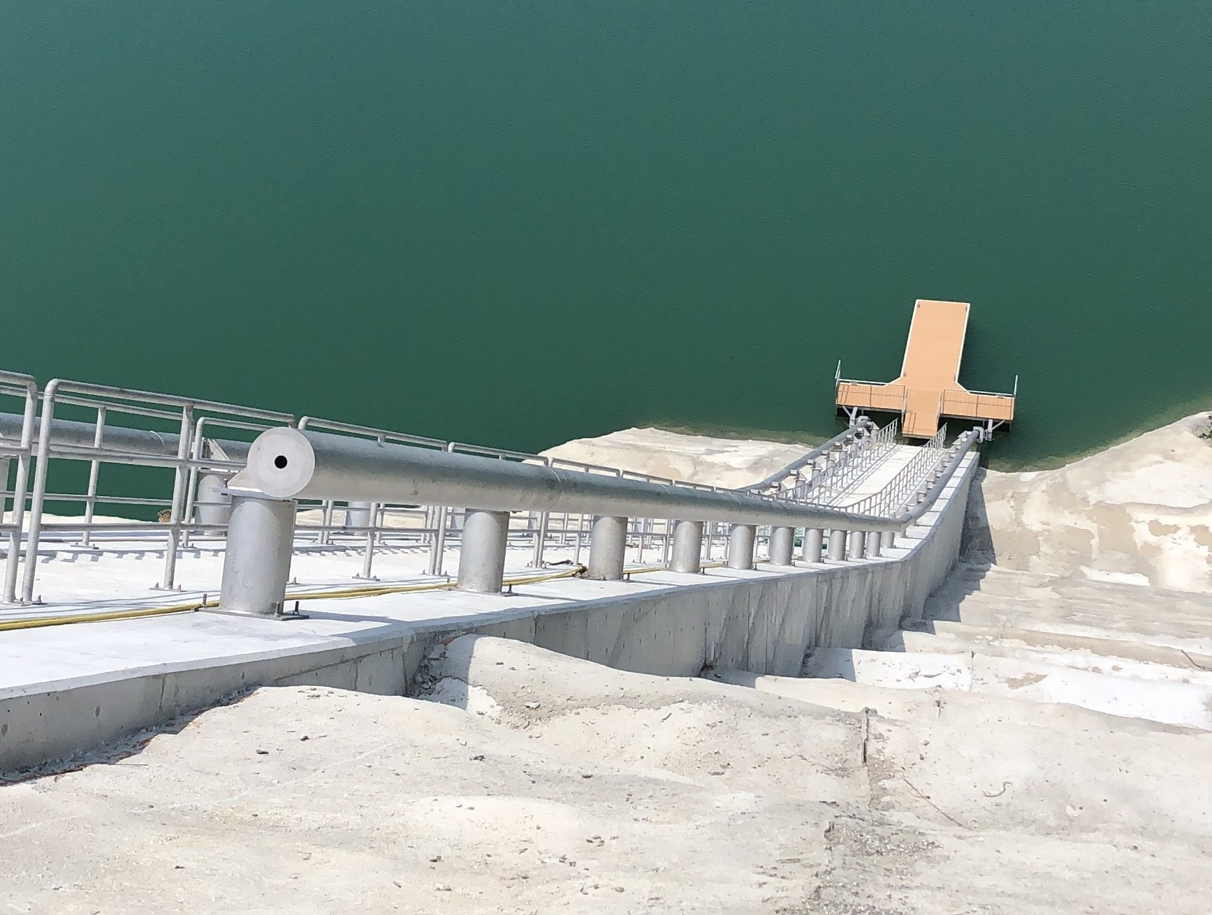 係船設備水位追従式（ガイドレール式）