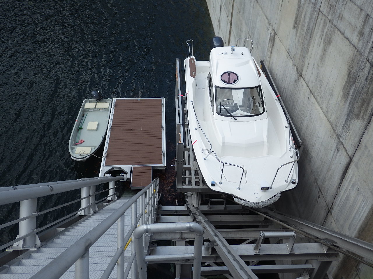 係船設備水位追従式（ガイドレール式）