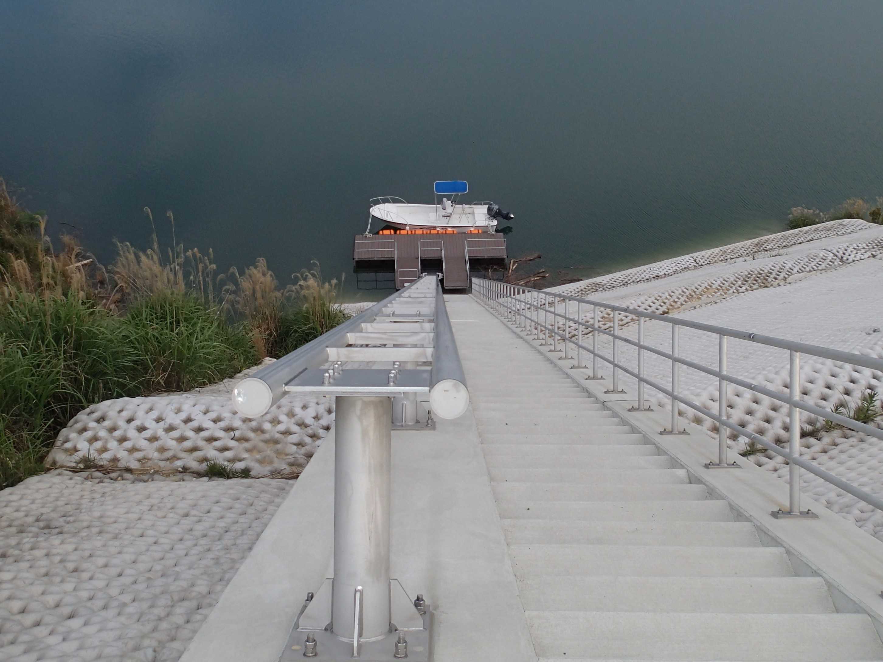 新技術・工法等一体化ガイドレール式水位追従型係船設備