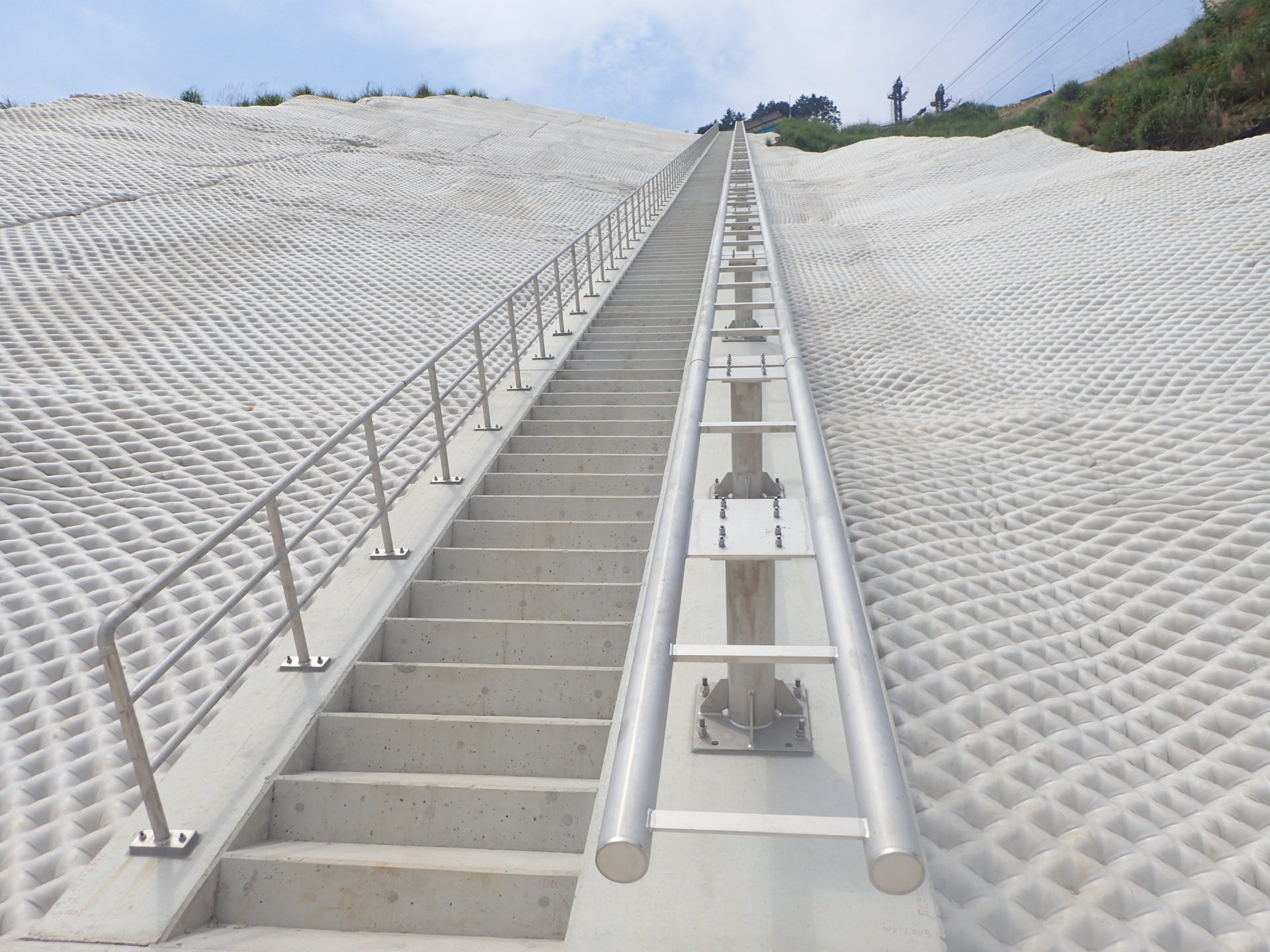 新技術・工法等一体化ガイドレール式水位追従型係船設備