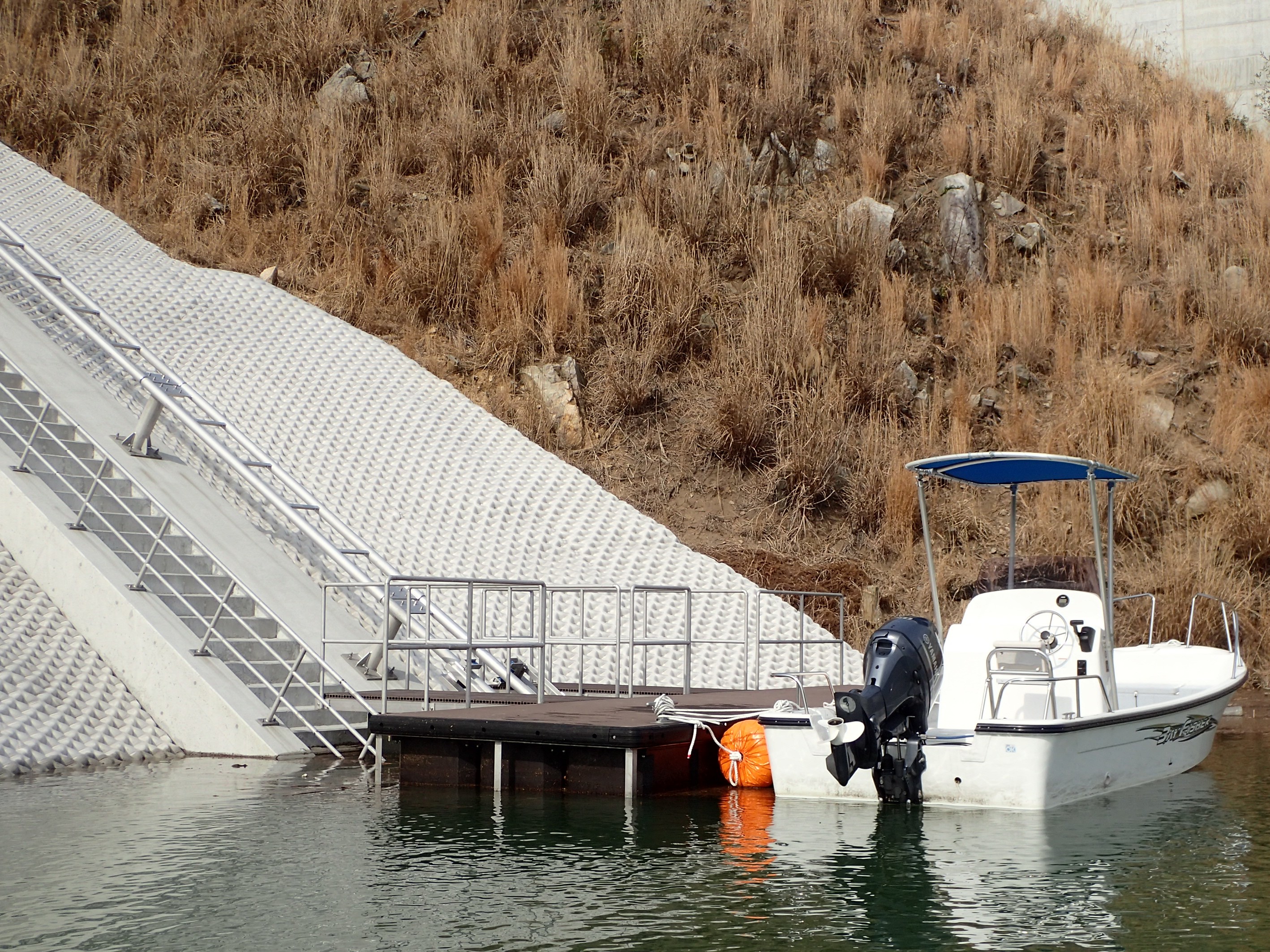 新技術・工法等一体化ガイドレール式水位追従型係船設備