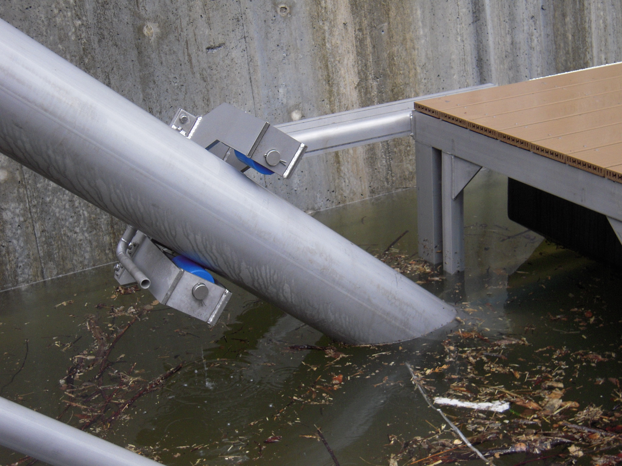 新技術・工法等脱着式スライダー付浮桟橋