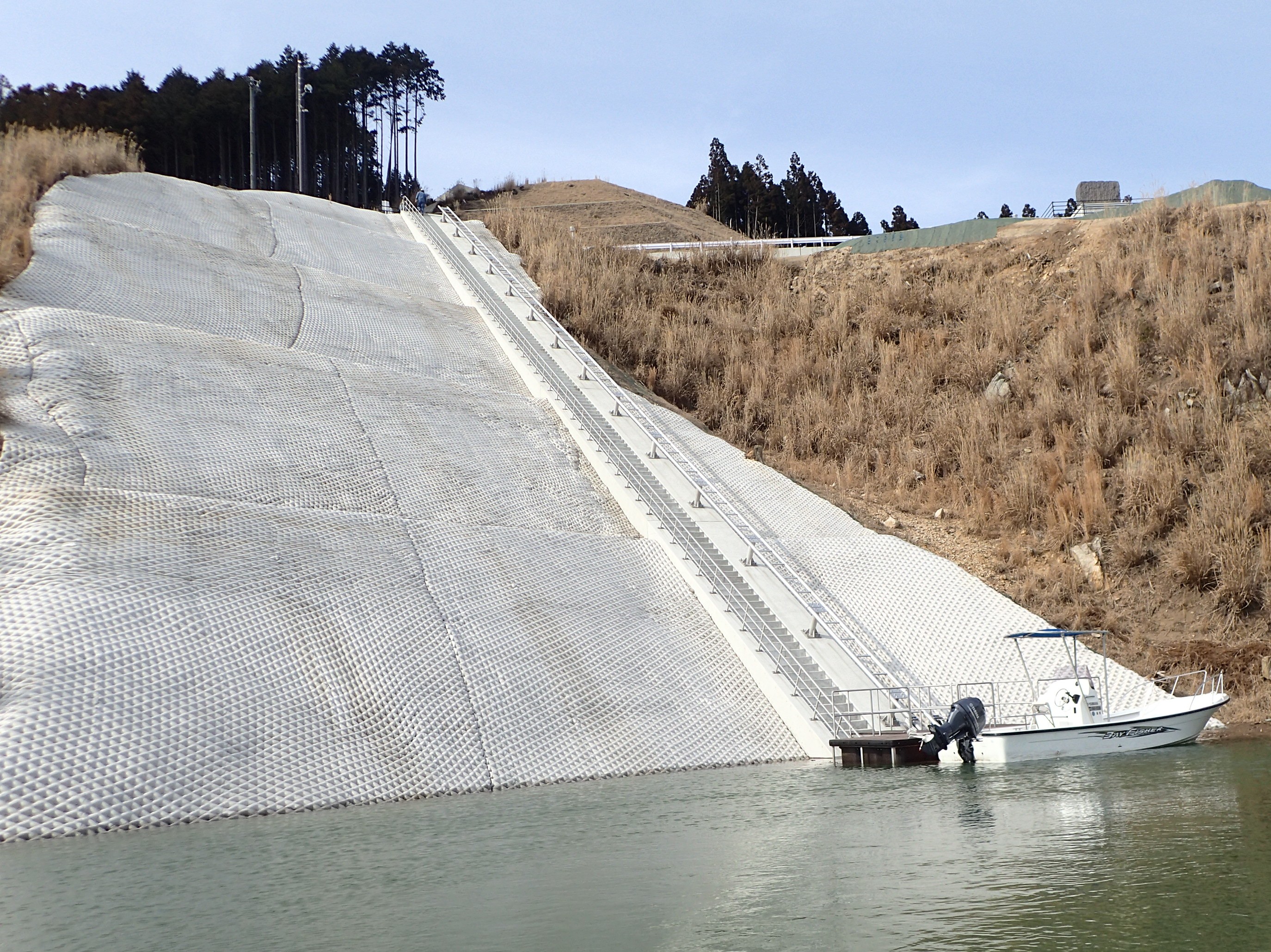 新技術・工法等一体化ガイドレール式水位追従型係船設備