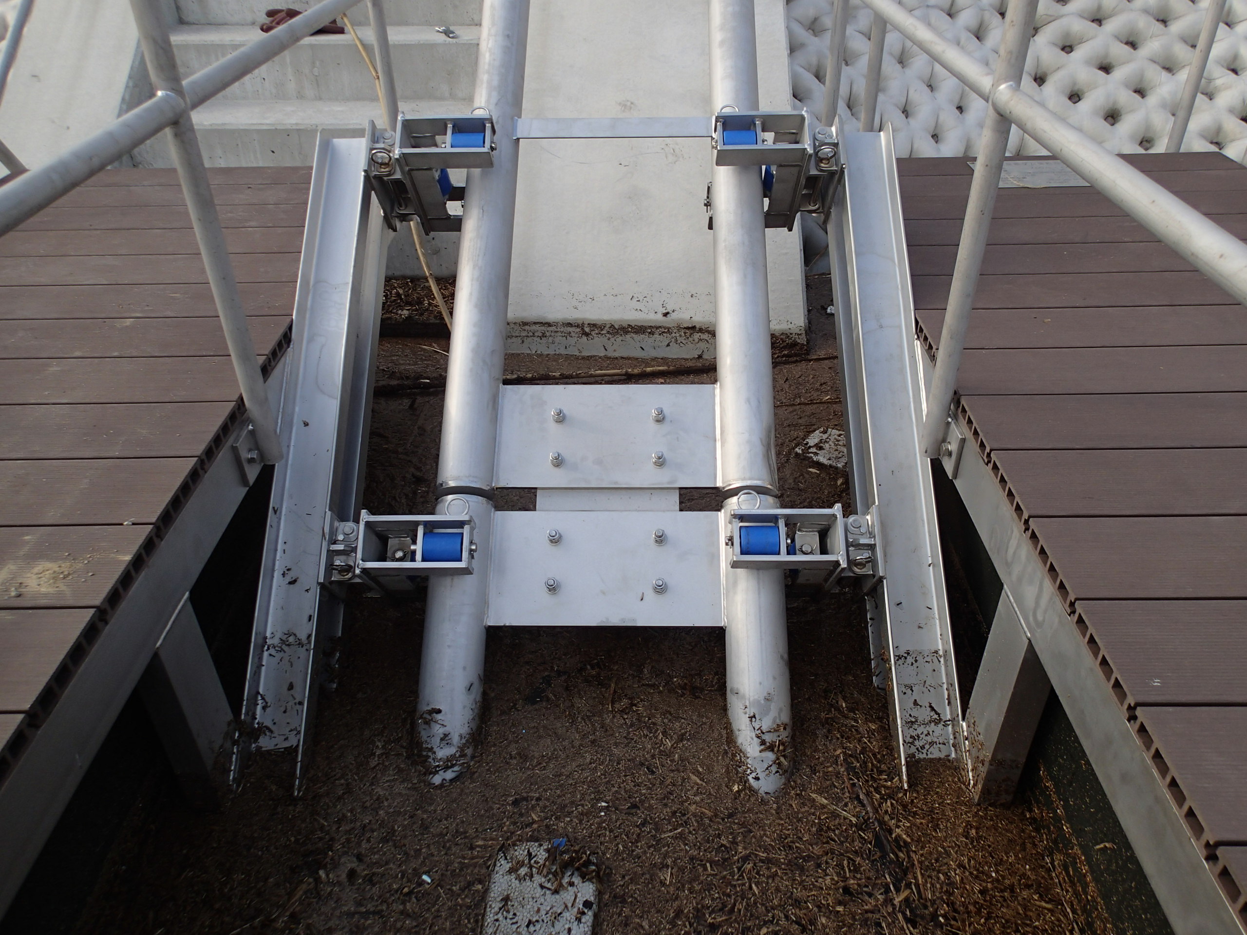 新技術・工法等一体化ガイドレール式水位追従型係船設備