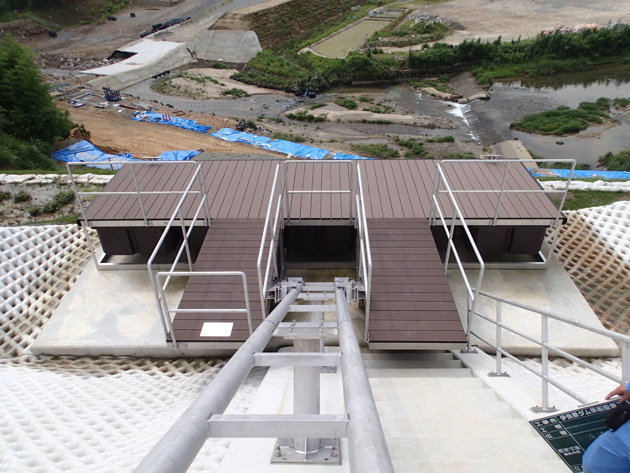 新技術・工法等一体化ガイドレール式水位追従型係船設備