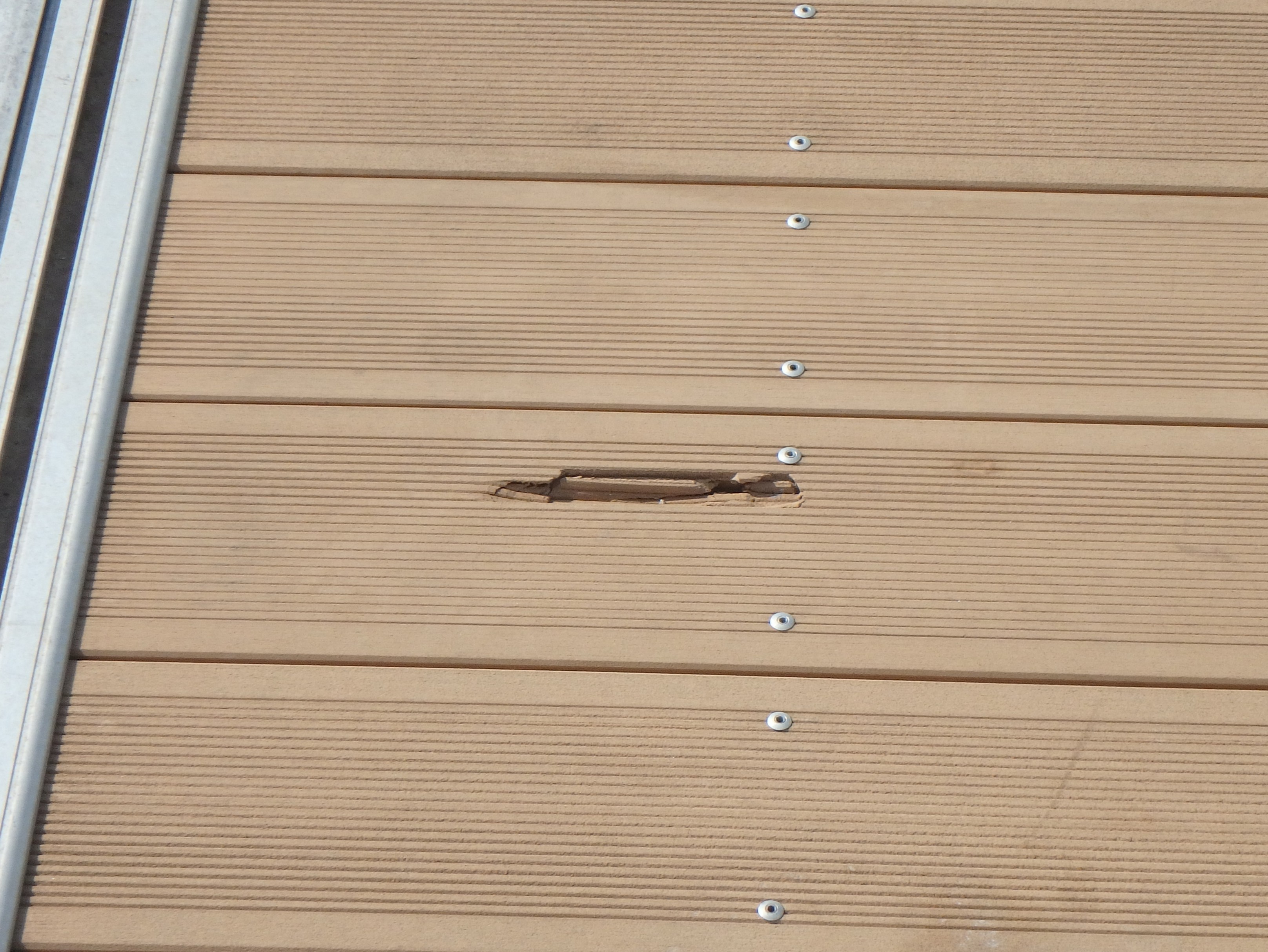 デッキ破損、ビス抜け